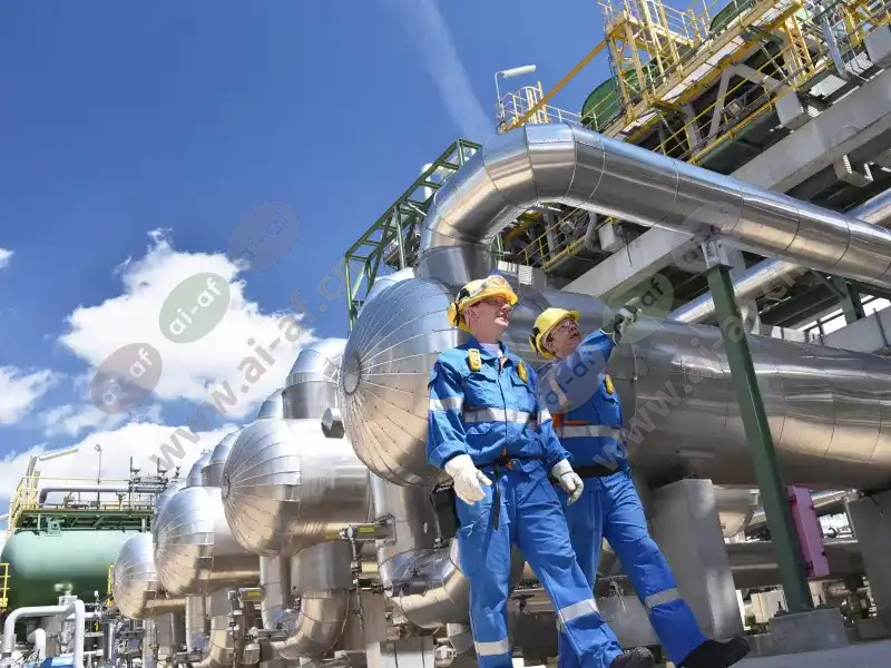 2men_ppe_outdoors_oil_refinery_walking_2302_hi.jpg.webp