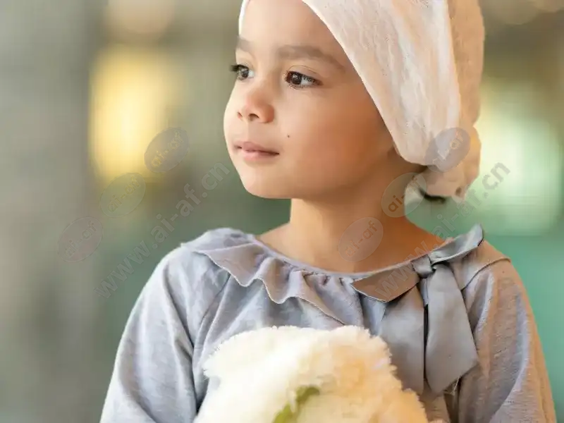 child_girl_teddybear_headwrap_2005_3840x1536.jpg.webp