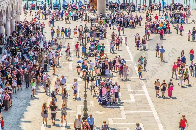 crowd_people_summer_square_pink_1808_2600x1732.jpg.webp