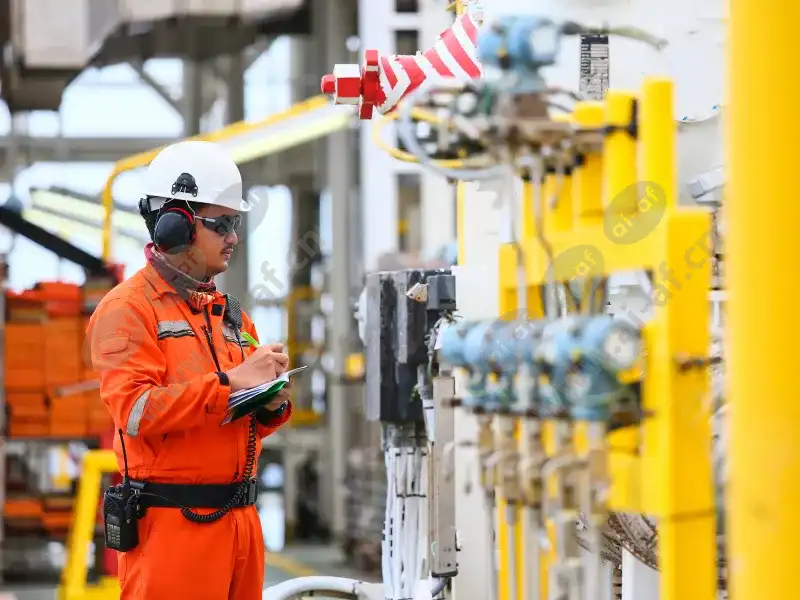 man_clipboard_checking_oil_gas_pipes_2008_2600x1950.jpg.webp