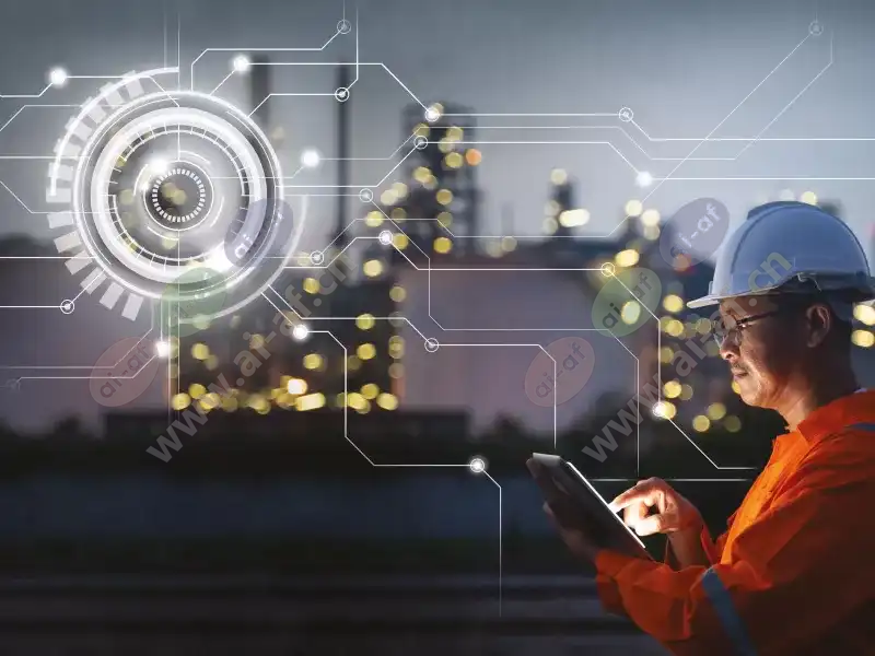 man_hardhat_tablet_night_refinery_2111_2600x1950.jpg.webp