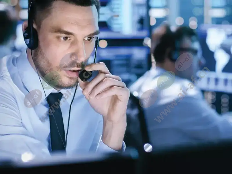 man_security_center_monitor_room_blue_headset_1808_2600x1950.jpg.webp