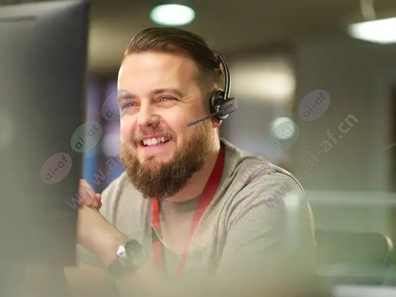 man_support_headset_smiling_2110_2600x1950.jpg.webp