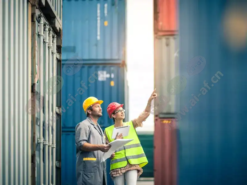 man_woman_pointing_tablet_containers_2111_2600x1950.jpg.webp