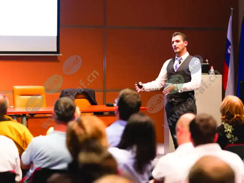 presenter_man_audience_1803_hi.jpg.webp