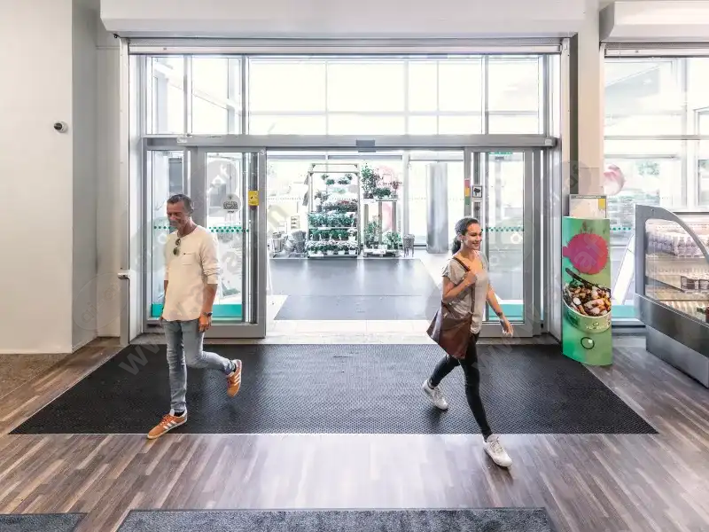 shop_entrance_people_1_2011_hi_2600x1950px.png.webp