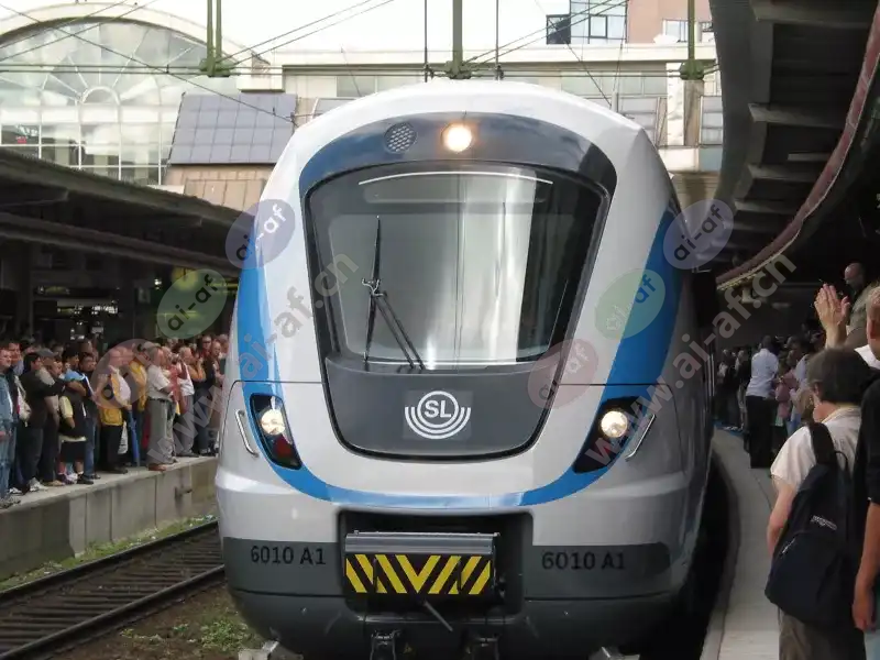 sl_train_at_platform_crowds_2600x1732.jpg.webp
