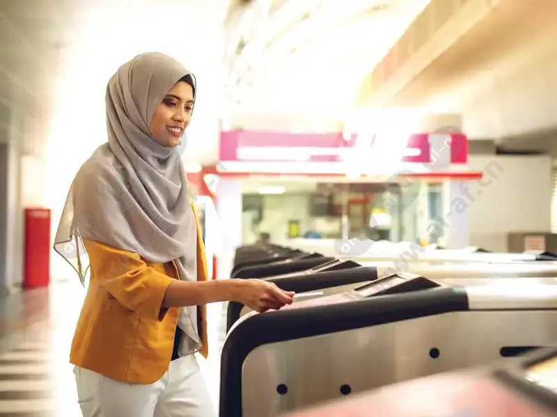 woman_muslim_headscarf_card_access_public_transport_2106_2600x1950.jpg.webp